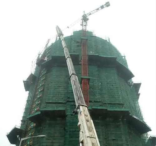 江油吊车在工地上作业